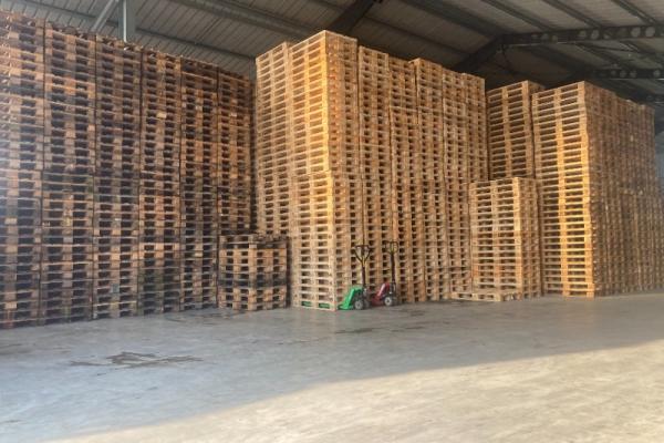 Notre entrepôts permet le stockage des palettes au sec . toutes prêtent a livrées    