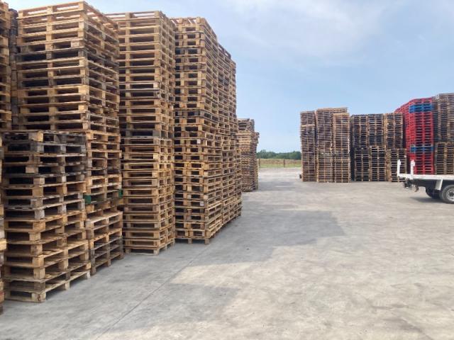 Notre entrepôts permet le stockage des palettes au sec . toutes prêtent a livrées    