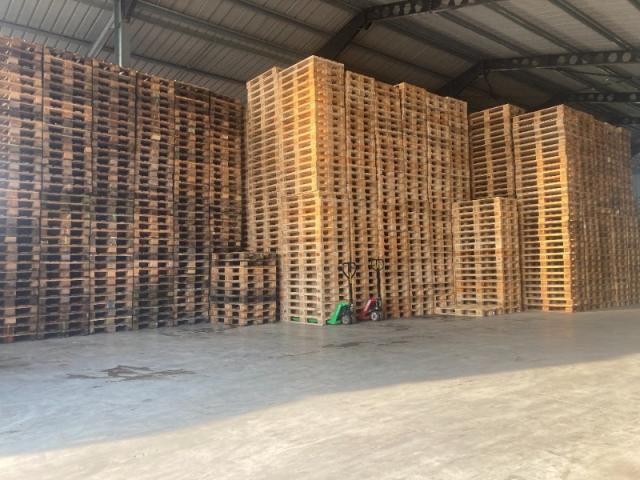 Notre entrepôts permet le stockage des palettes au sec . toutes prêtent a livrées    