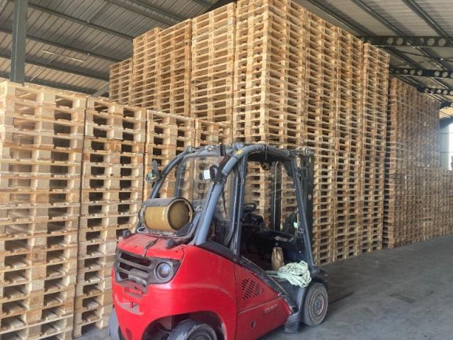 Notre entrepôts permet le stockage des palettes au sec . toutes prêtent a livrées    